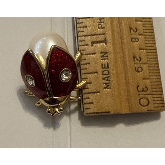 Vintage Avon Ladybug Brooch Red Enamel Rhinestone Pearl Gold Tone Pin - Picture 4 of 4